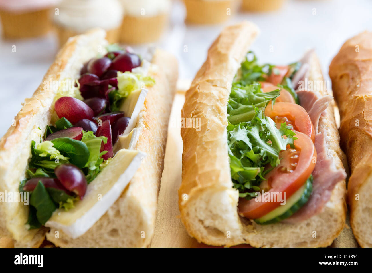 Sandwichs baguette française brie et salade de jambon de raisin Banque D'Images