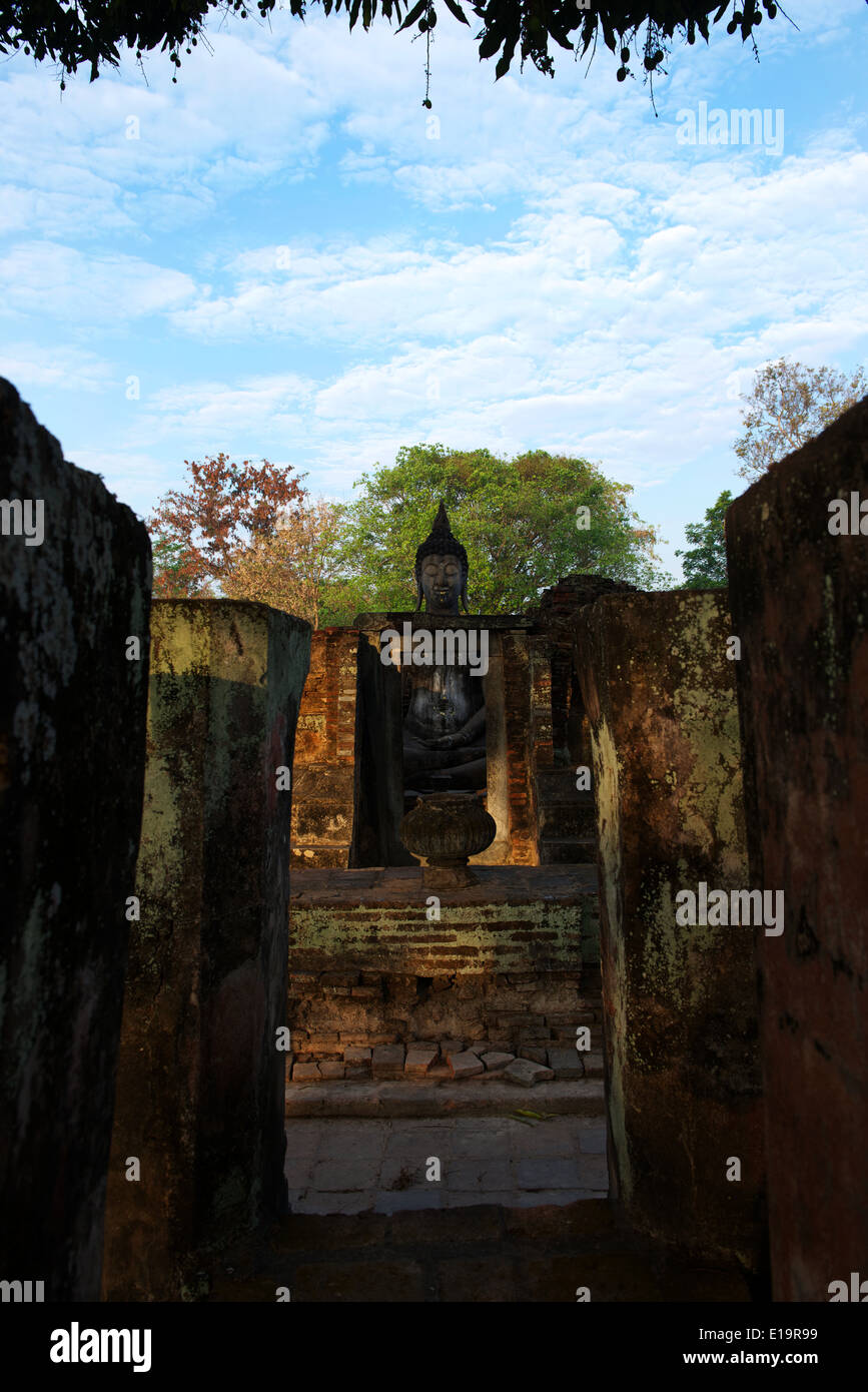 L'énigmatique Wat Si Chum avec son Bouddha assis visible à travers une ouverture étroite dans les murs du temple. Banque D'Images