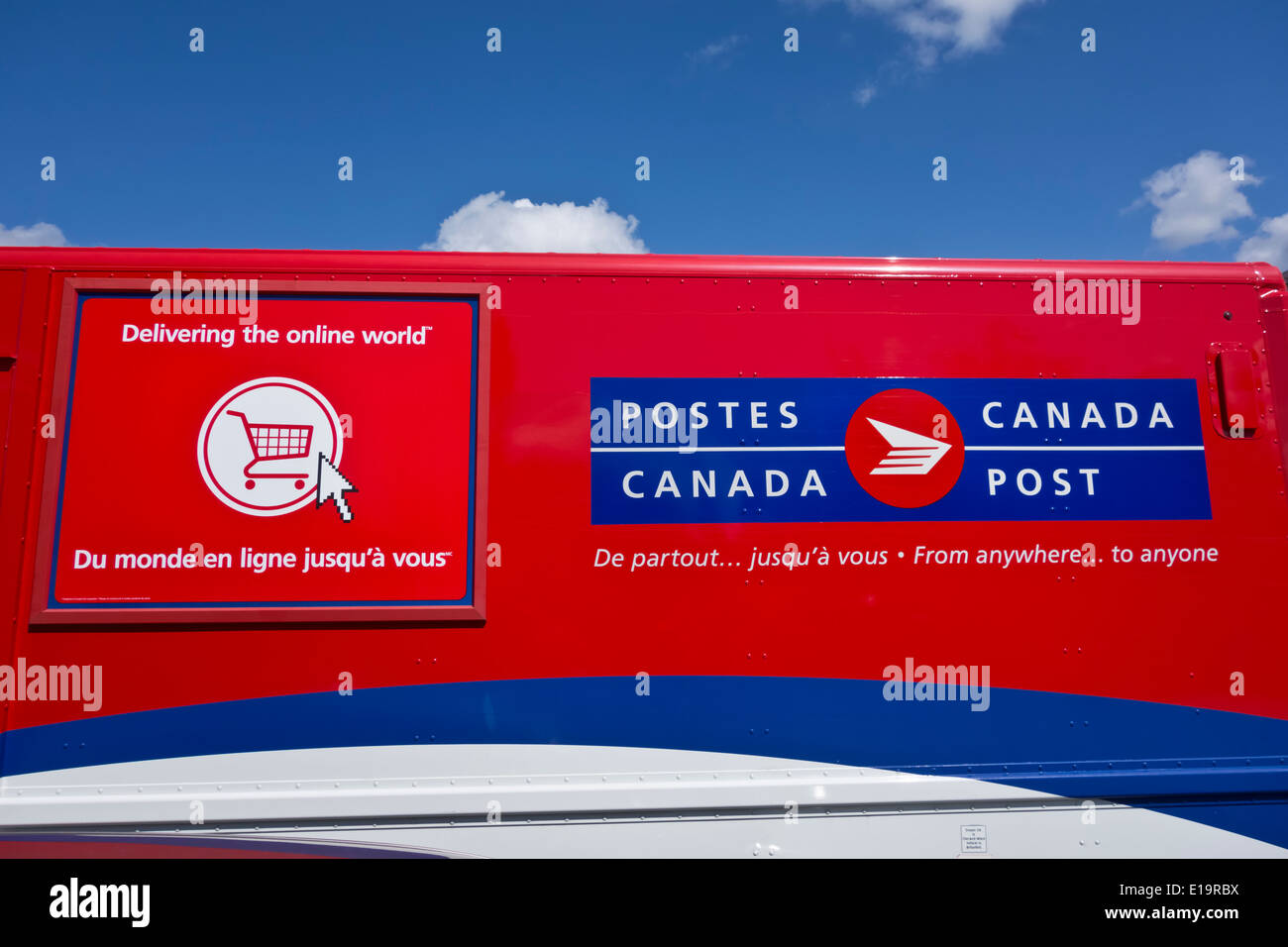 Libre de l'écriture et les symboles sur chariot courrier de Postes Canada. Banque D'Images