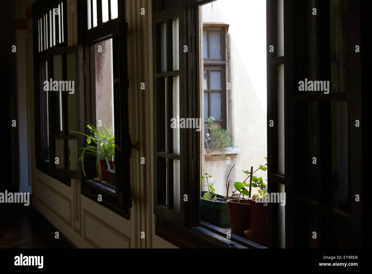 Volets et fenêtres dans vieille maison traditionnelle dans le barrio paris londres Santiago du Chili Banque D'Images