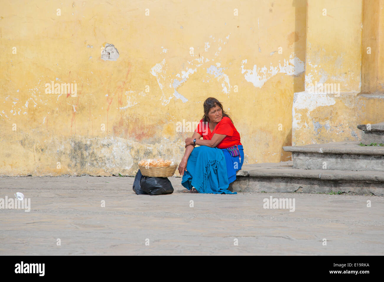 Femme indienne trader Cathedral Plaza San Cristobal de las Casas, Chiapas, Mexique Banque D'Images