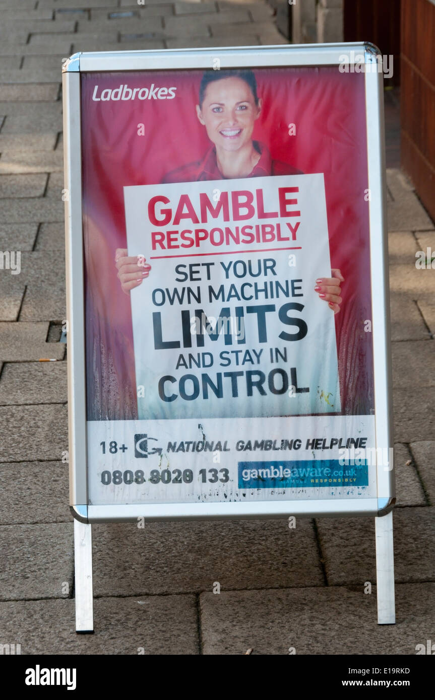 Un jeu à l'extérieur d'un signe de pari Ladbrokes shop pour conseiller les gens pour définir vos propres limites de la machine et de rester en contrôle. Banque D'Images