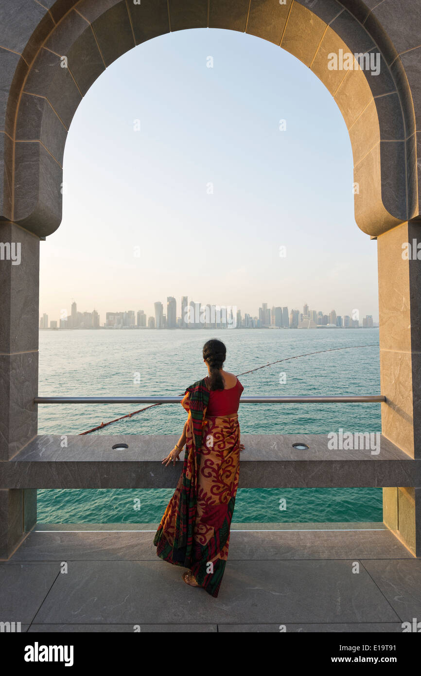 Doha. Le Qatar. Vistitor à l'échelle de la baie de Doha du le Musée d'art islamique. Banque D'Images