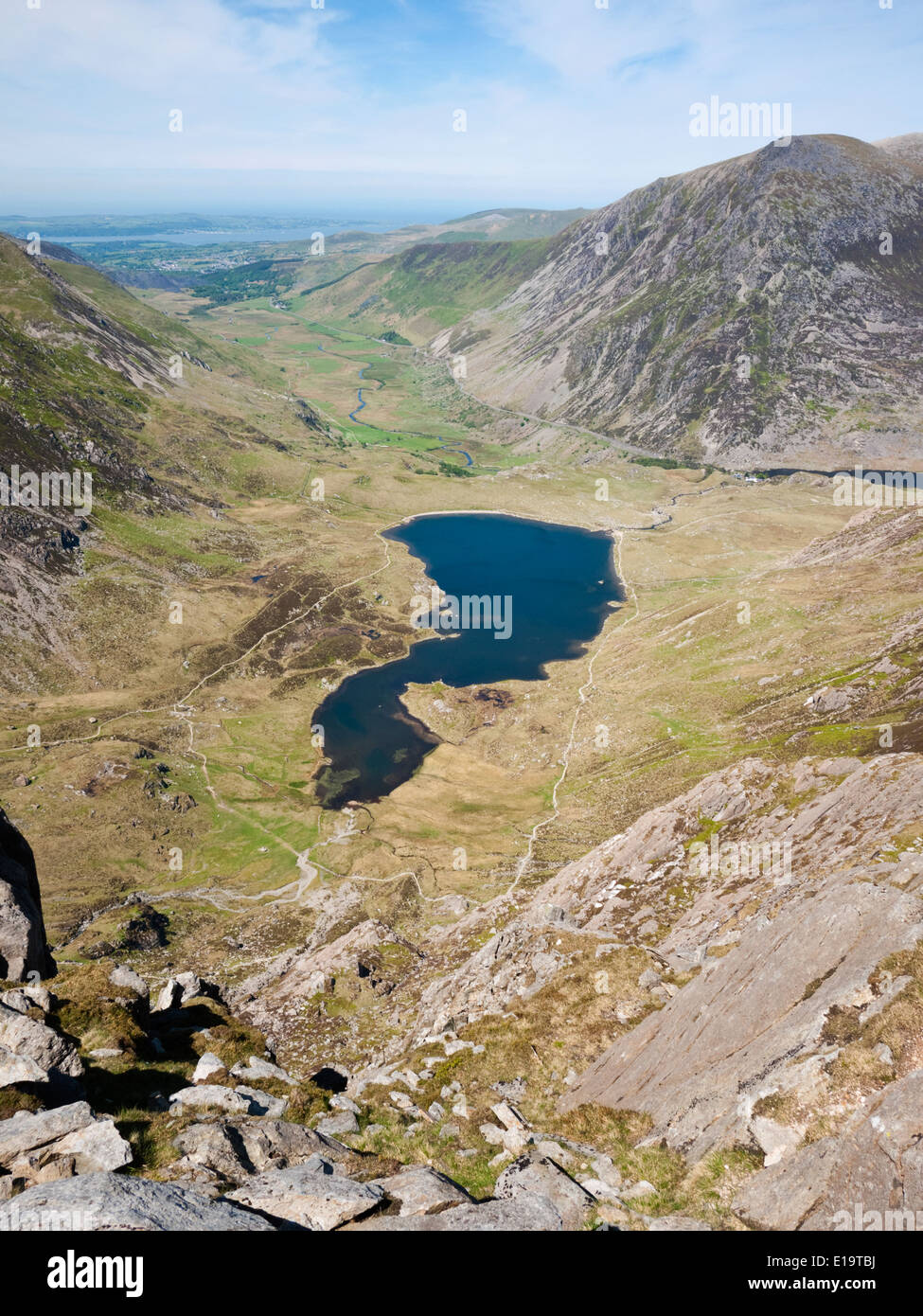 Pen An Wen Ole s'élève au-dessus de Llyn Idwal et le nant Ffrancon valley Snowdonia - Banque D'Images