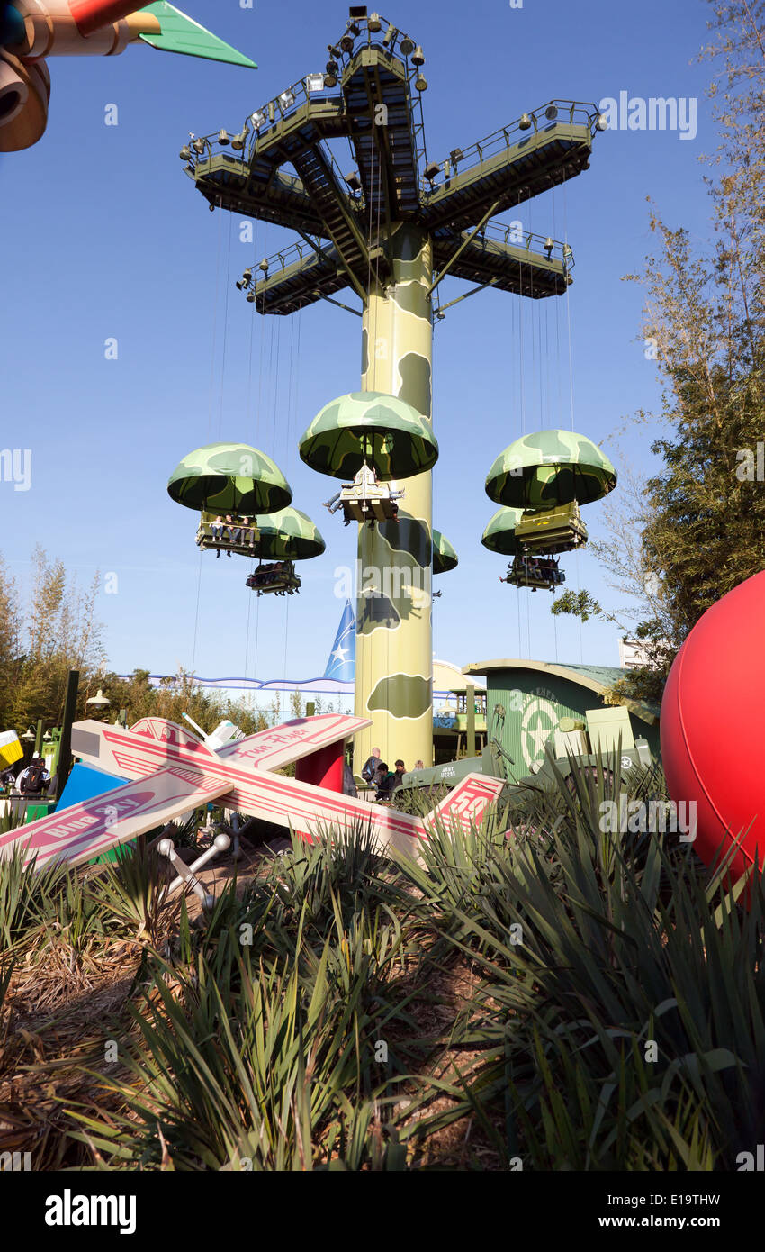 Toy soldiers parachute drop Banque de photographies et d’images à haute