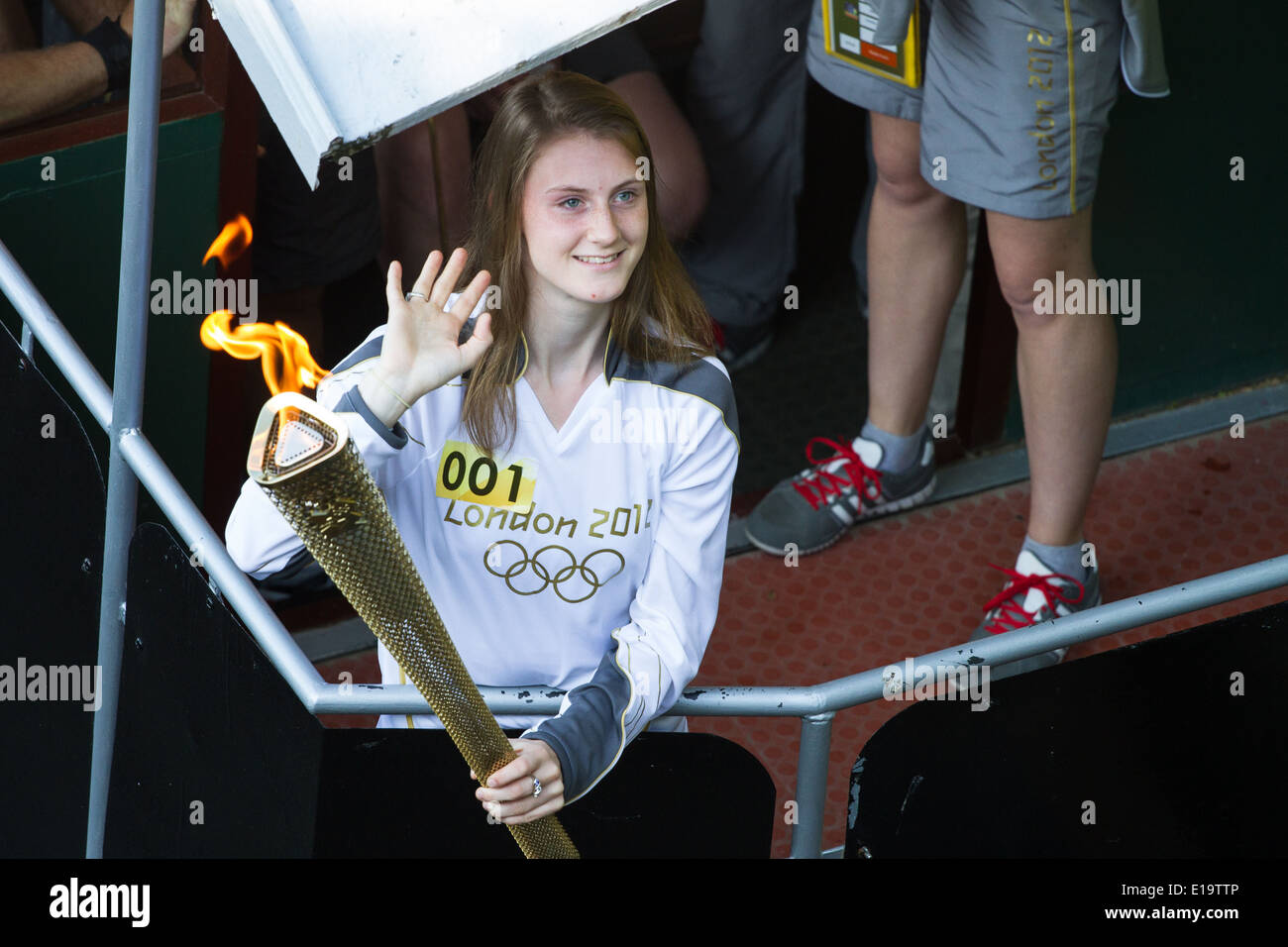 Aberystwyth, Pays de Galles, Royaume-Uni. La flamme olympique est portée par une jeune femme sur le funiculaire funiculaire au sommet. Banque D'Images