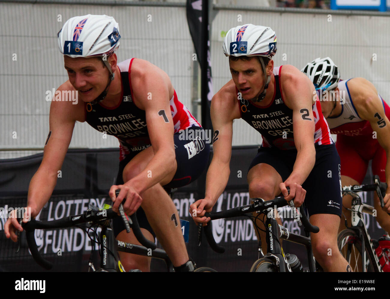 Alistair Brownlee et Jonny Brownlee au cours de la world triathlon ITU 2013 tenue à Londres. Banque D'Images