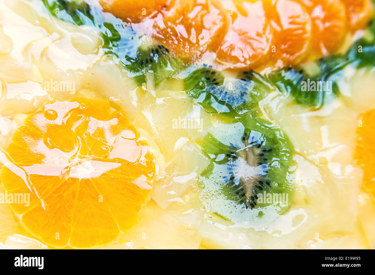 Détails de gâteau fruité, conception mosaïque colorée d'orange et de kiwi. Banque D'Images