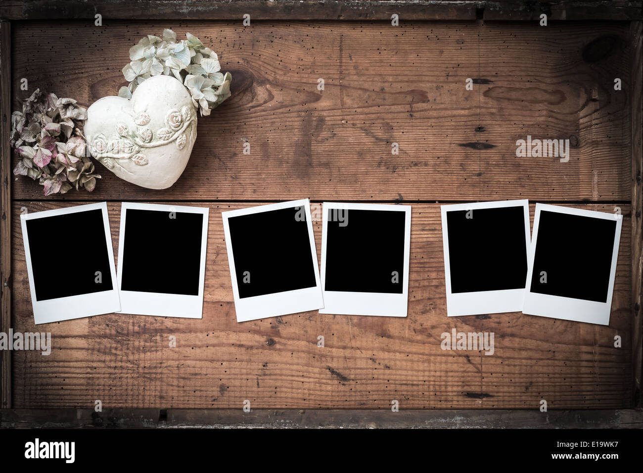 Cadre photo Polaroid sur bois avec cœur et hortensias Banque D'Images