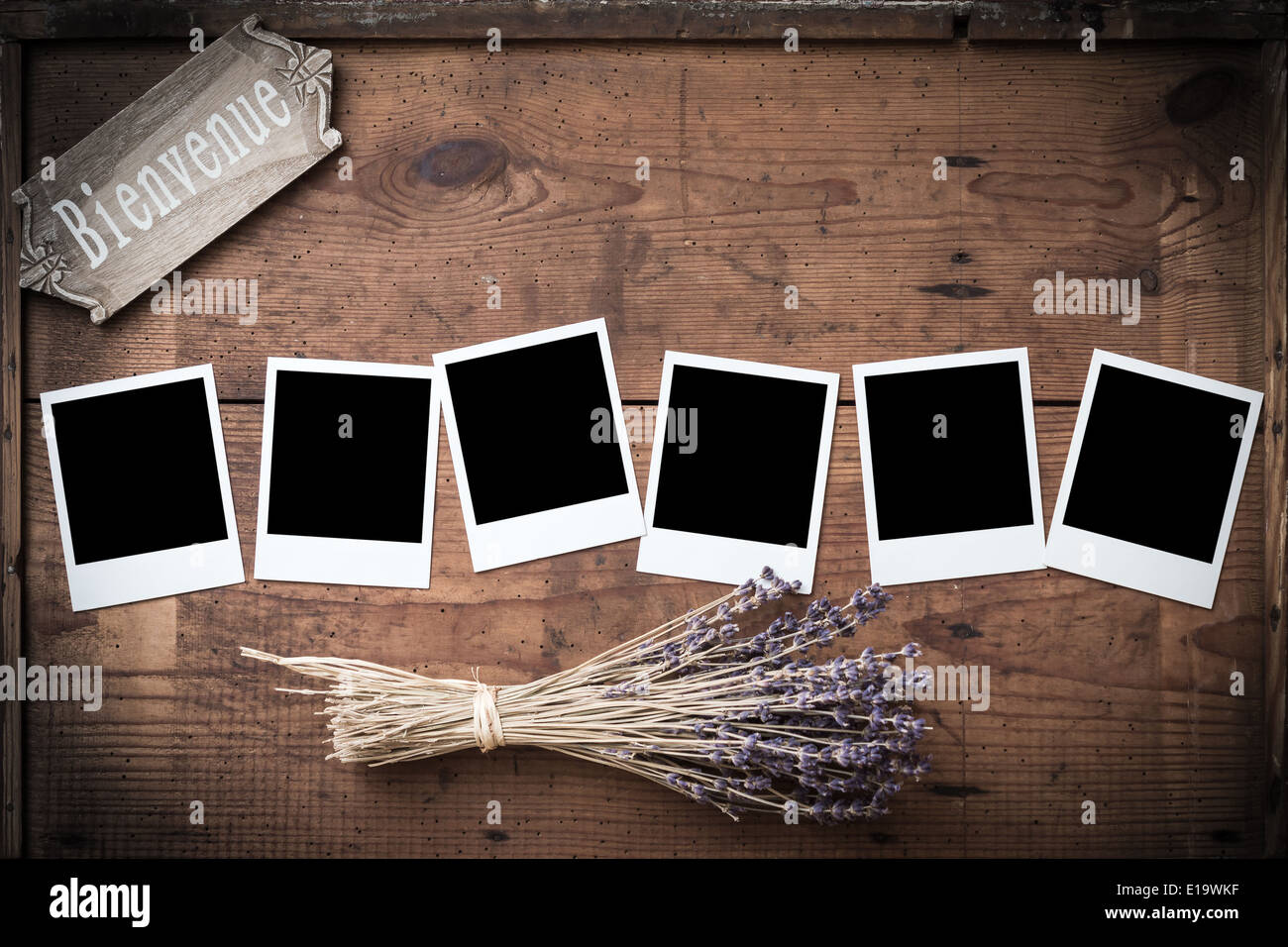 Cadre photo Polaroid sur bois avec lavande et panneau de bienvenue en  français Photo Stock - Alamy