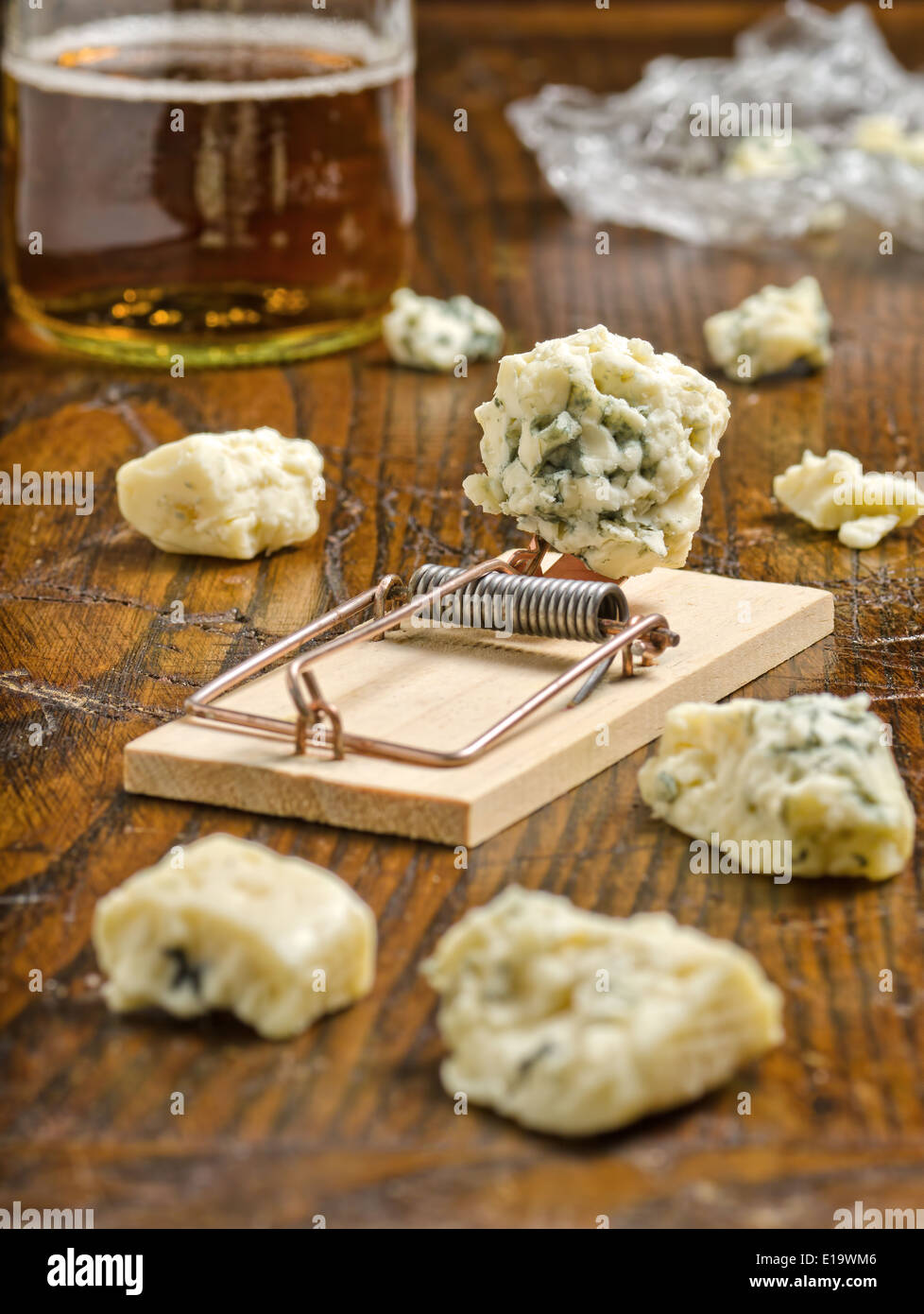 Fromage bleu émietté avec piège à souris et de la bière. Banque D'Images