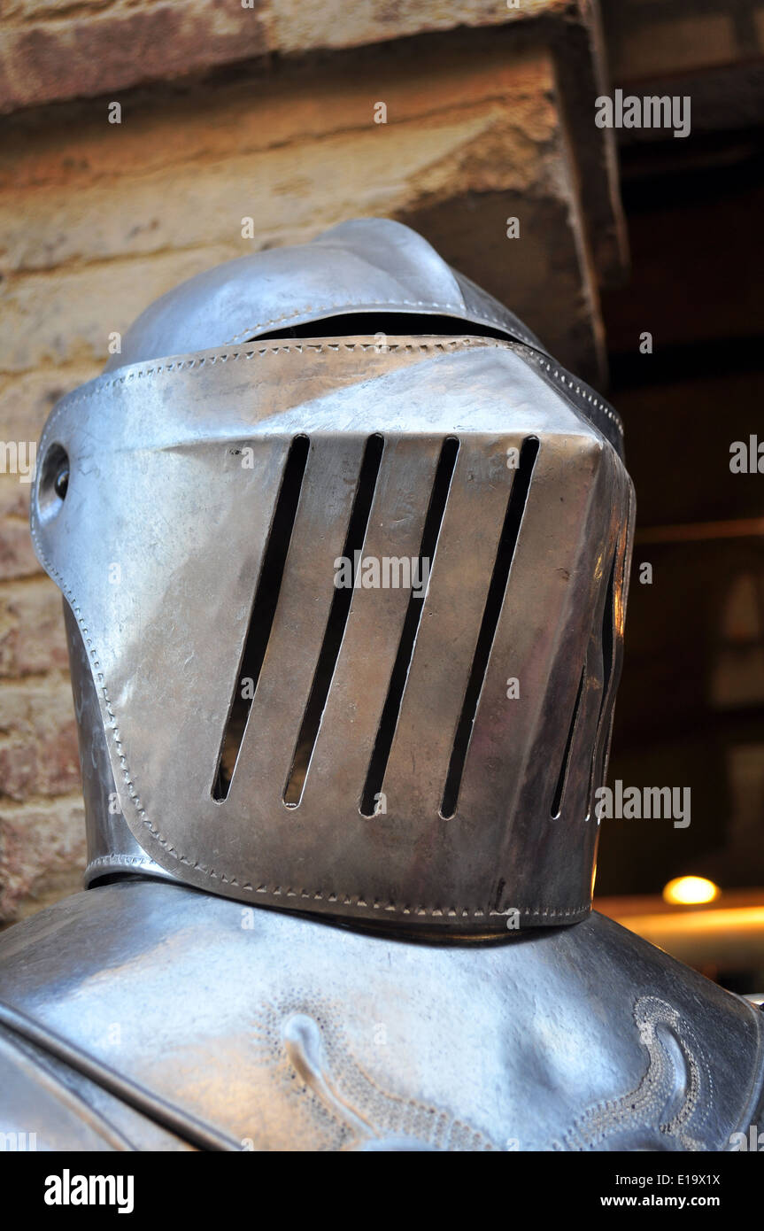 Casque médiéval d'une armure de chevalier Banque D'Images