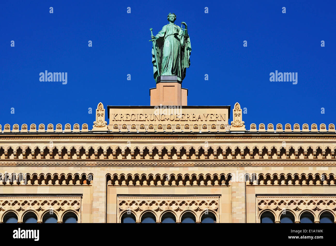 Justizia, gable figure sur le bâtiment du gouvernement de Haute-bavière, Munich, Bavière, Allemagne Banque D'Images