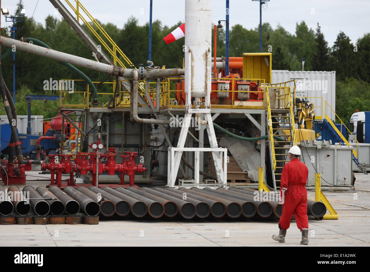 17 mai 2014 - Milowo Milowo - Pologne, Pologne, 17, mai 2014 l'PGNiG SA La société a commencé à nouveau à la recherche de gaz de schiste dans Milowo dans le nord de la Pologne (Kartuzy la concession). Le processus de forage prendra 2 mois et est prévu à 3800 mètres de profondeur. (Crédit Image : © Michal Fludra/NurPhoto ZUMAPRESS.com) / Banque D'Images