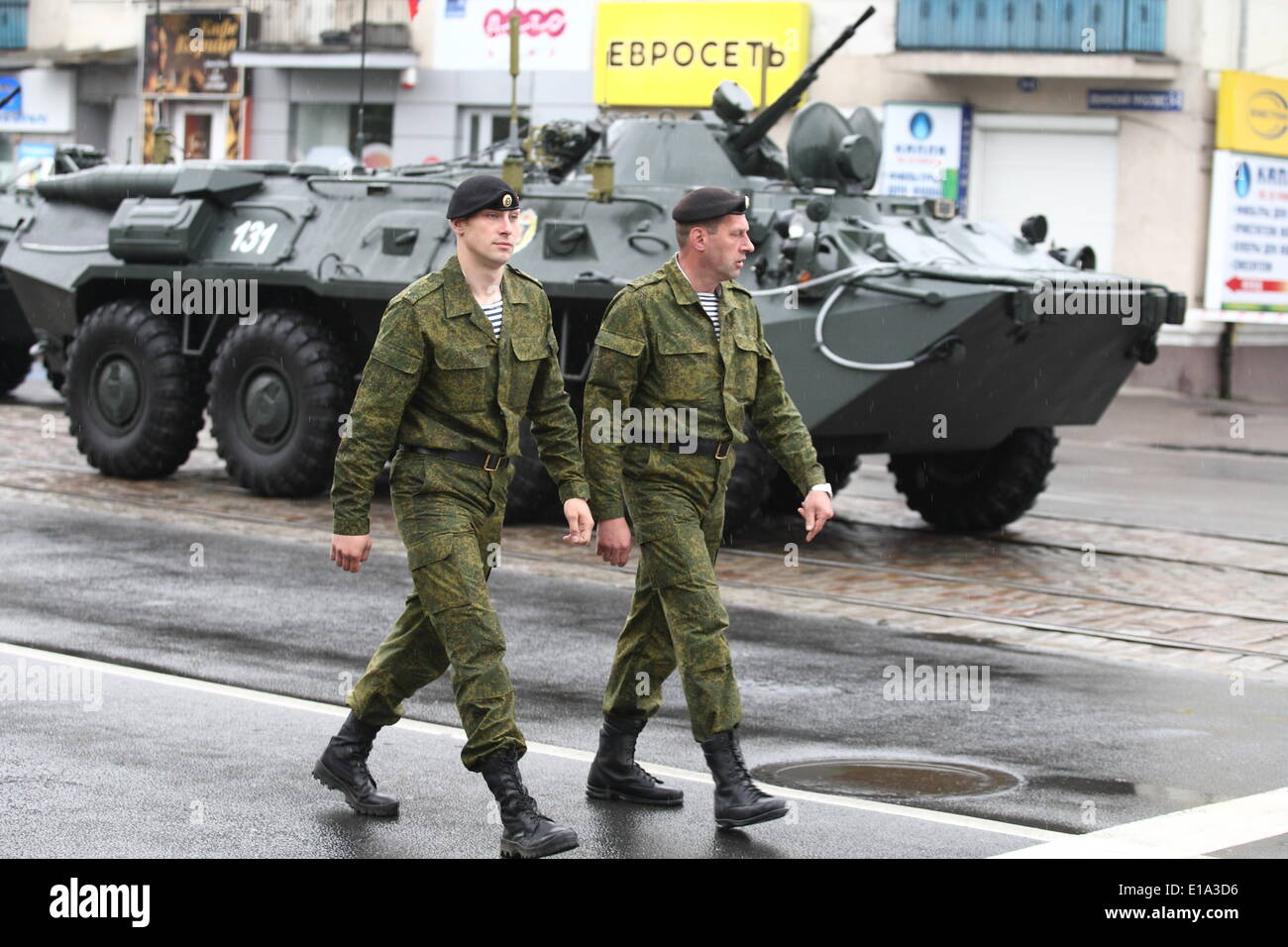 Kaliningrad, Russie. 9 mai, 2014. Kaliningrad, Russie 9e, mai 2014 les soldats de l'armée russe sont perçus au cours d'un grand défilé militaire à Kaliningrad, Russie, pour marquer le Jour de la Victoire, le 9 mai 2014. Des milliers de soldats russes ont défilé aujourd'hui dans tout le pays pour marquer 69 ans depuis la victoire dans la seconde guerre mondiale, dans une démonstration de puissance militaire au milieu des tensions en Ukraine à la suite de l'annexion de la Crimée par Moscou. © Michal Fludra/NurPhoto ZUMAPRESS.com/Alamy/Live News Banque D'Images