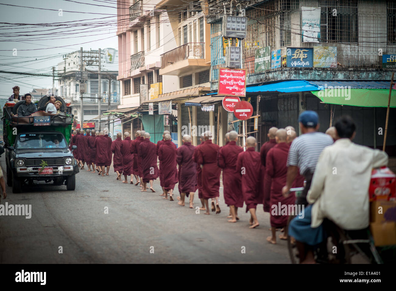 Les moines au Myanmar en file d'attente jusqu'à la générosité des villes les gens à recevoir l'aumône. Banque D'Images