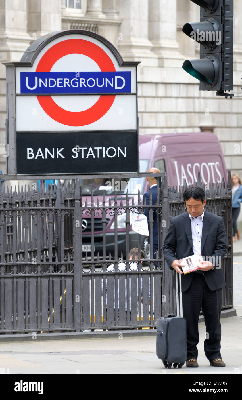 Londres, Angleterre, Royaume-Uni. L'homme japonais par la station de métro Bank dans la ville Banque D'Images