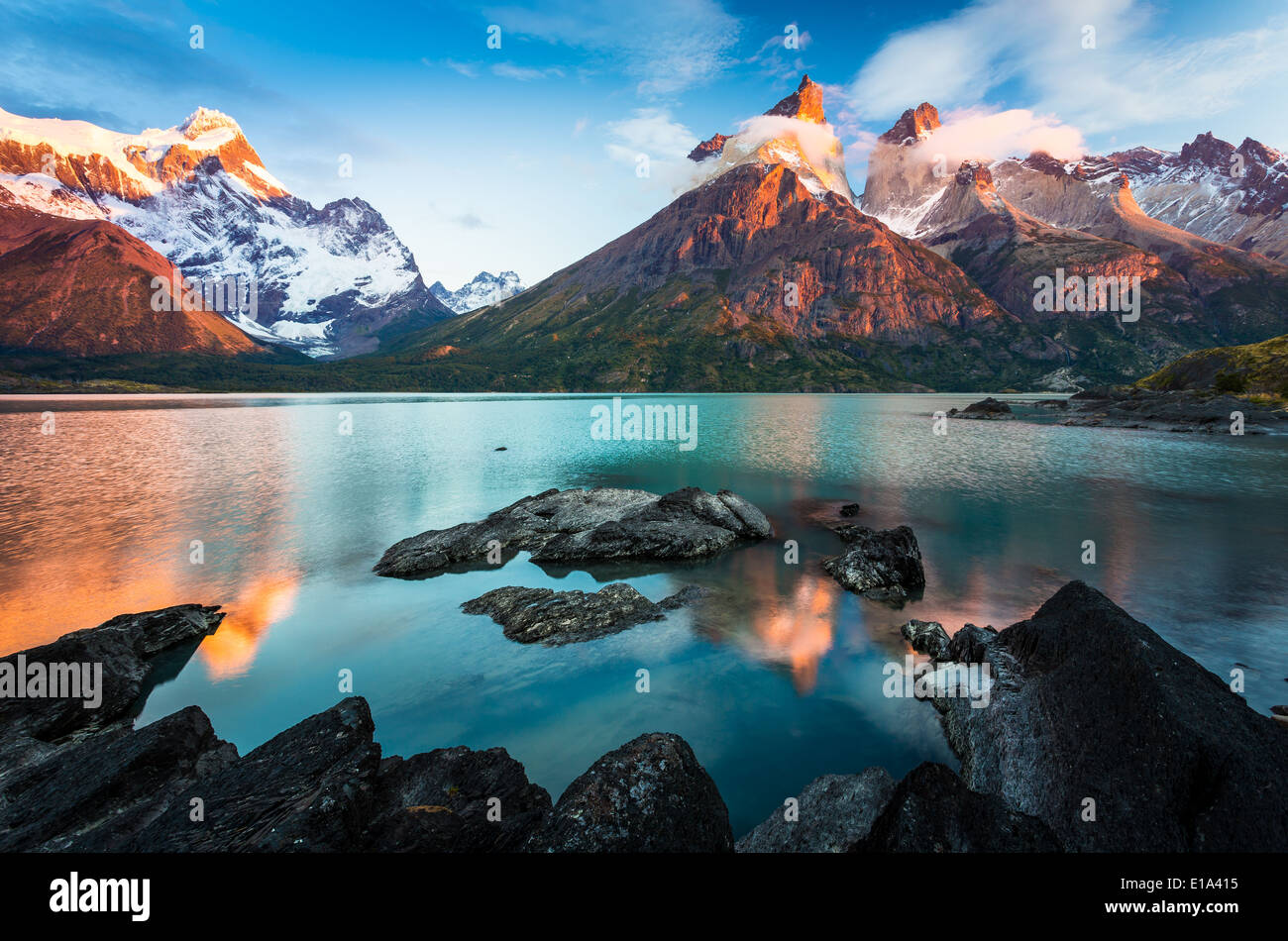 Los Cuernos reflétant en Lago Nordenskjold, Torres del Paine, Patagonie Chilienne Banque D'Images