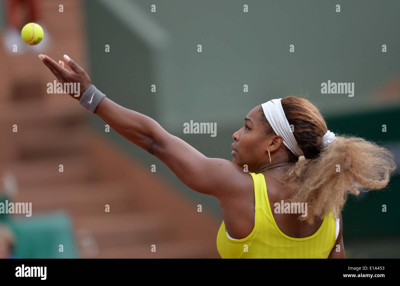 Paris, France. 28 mai, 2014. Serena Williams de la concurrence des États-Unis au cours de la deuxième ronde de Garbine Muguruza match contre de l'Espagne au jour 4 de l'Open de France de Roland Garros à Paris le 28 mai 2014. Williams a perdu 0-2. Crédit : Chen Xiaowei/Xinhua/Alamy Live News Banque D'Images