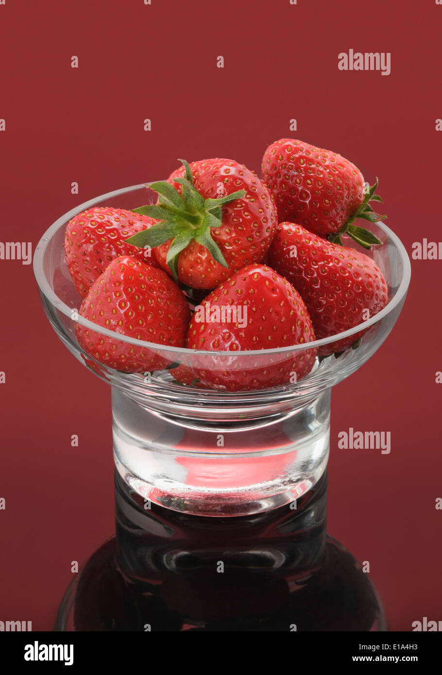 Bol en verre avec des fraises fraîches Banque D'Images
