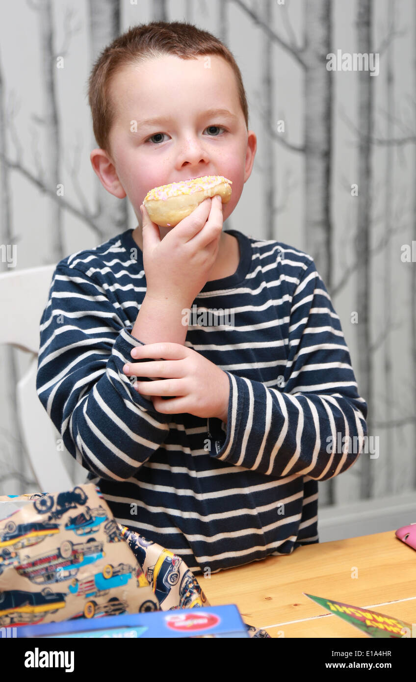 Garçon de 5 ans eating cake Banque D'Images