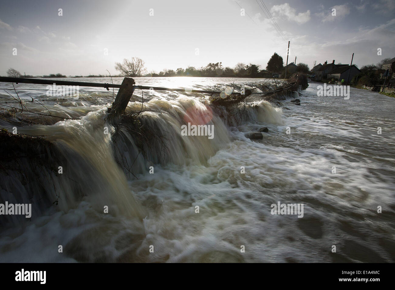 L'eau d'inondation frappe dans un mur à Langport, Somerset, Banque D'Images