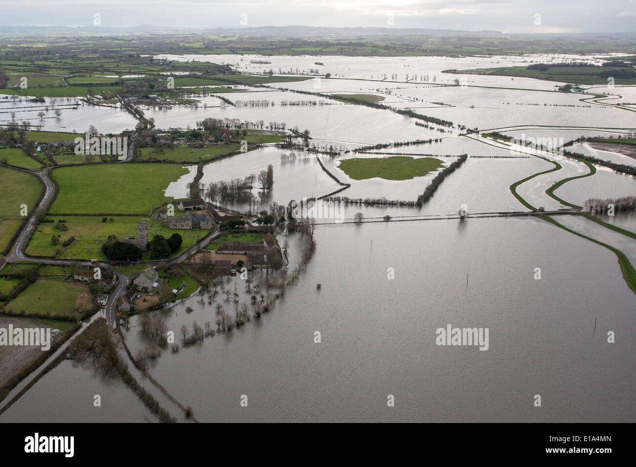 Photo aérienne du village de Muchelney, Somerset, entouré par les eaux de crue Banque D'Images