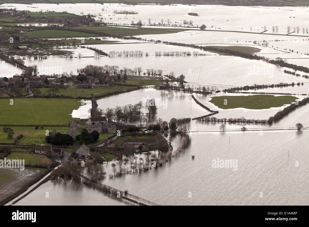 Photo aérienne du village de Muchelney, Somerset, entouré par les eaux de crue. Banque D'Images