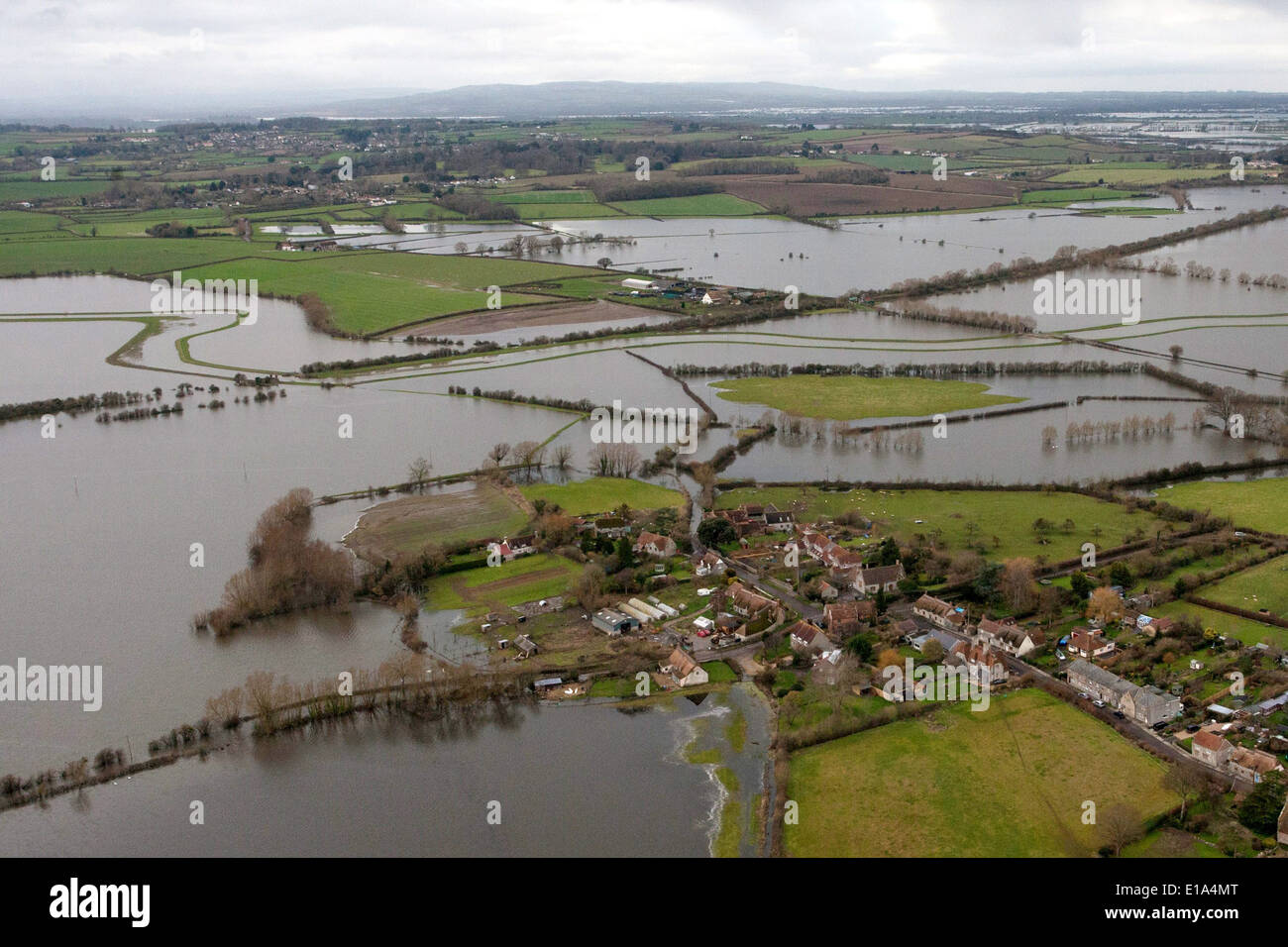 Photo aérienne du village de Thorney, Somerset, entouré par les eaux de crue. Banque D'Images