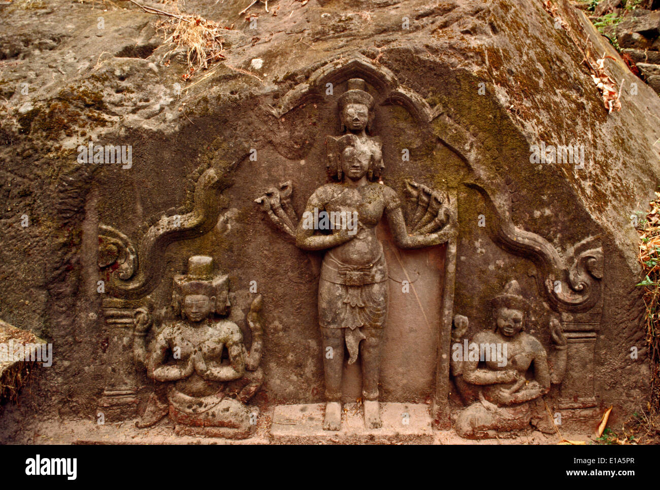 Rock sculpture de Brahma, Shiva, Vishnu, terrasse supérieure, temple Wat Phu Banque D'Images