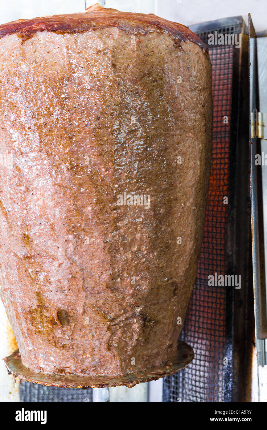 Fermer la vue de döner gyro au restaurant juste avant coupé en tranches et servi Banque D'Images