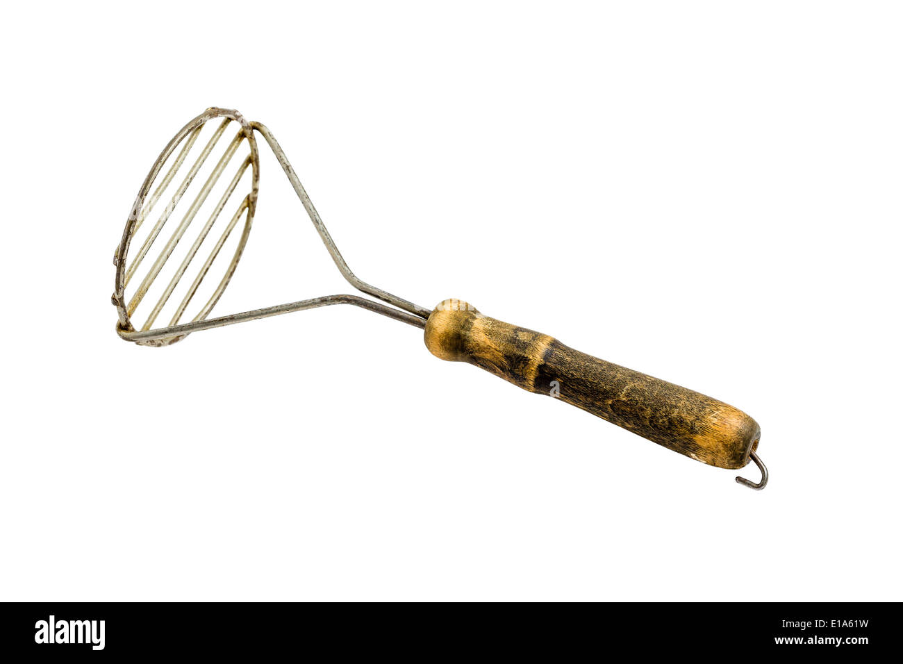 Un pilon à pommes de terre avec un manche en bois sur un solide fond blanc Banque D'Images