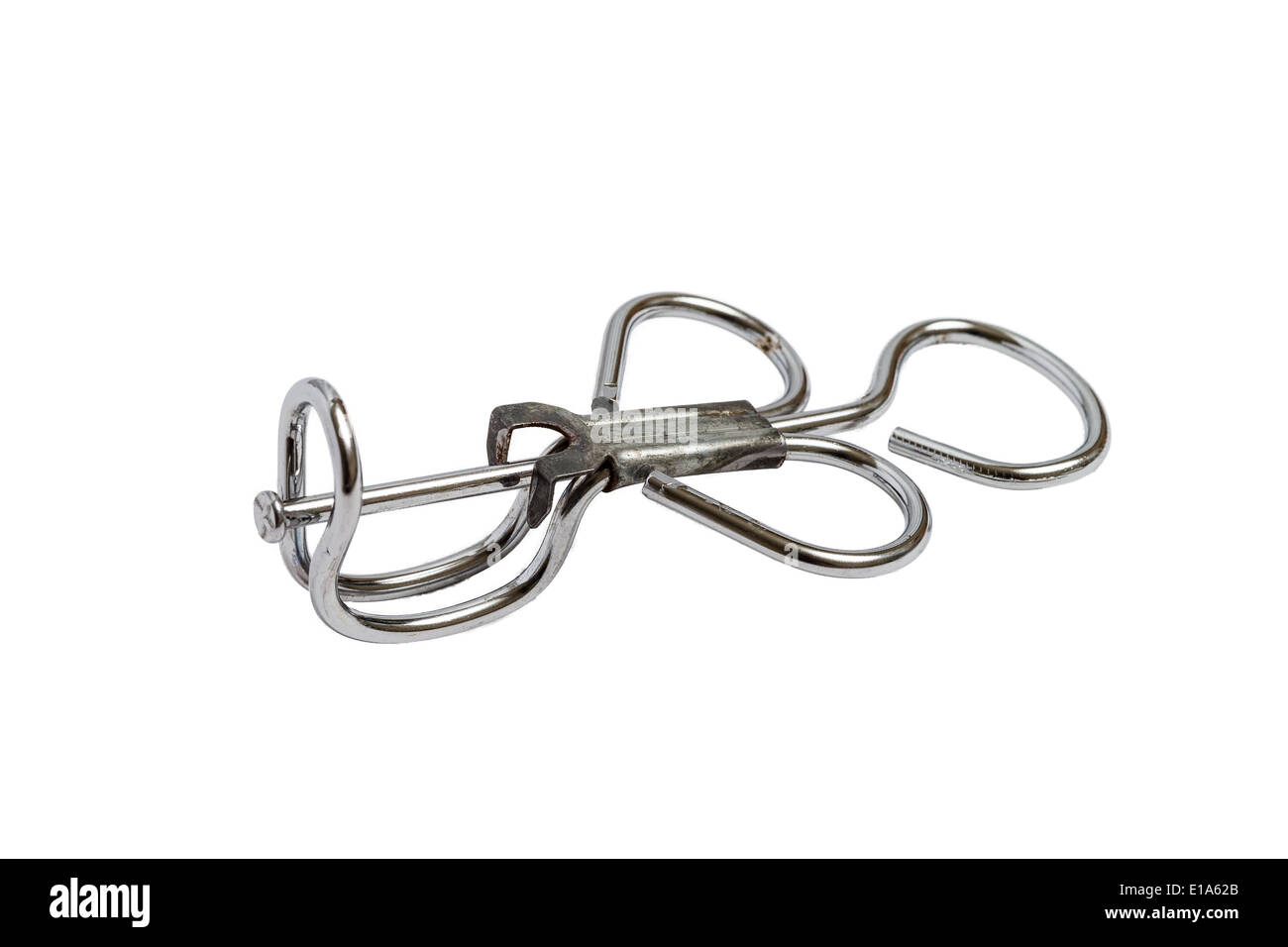 Olive / Cherry pitter sur un solide fond blanc Banque D'Images