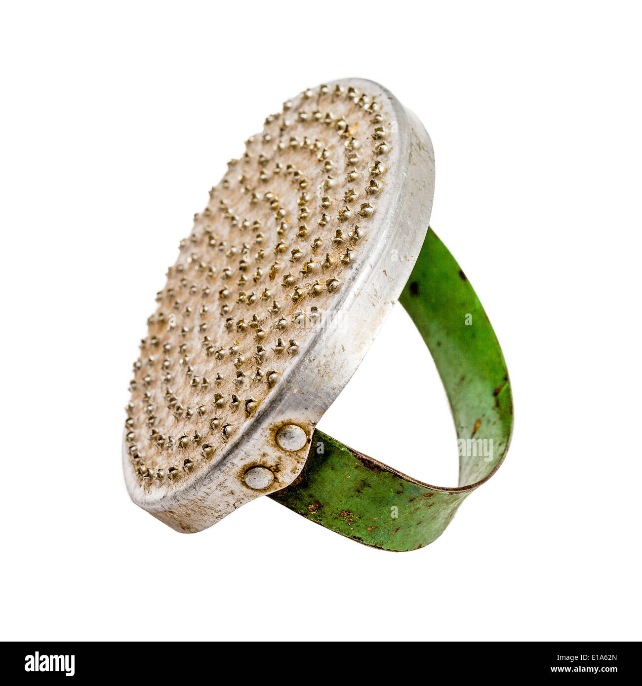 Râpe alimentaire antique avec une poignée verte sur un solide fond blanc Banque D'Images