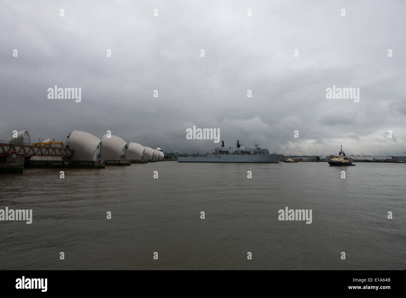 Londres, Royaume-Uni, 28 mai, 2014. Le HMS Pavois, un navire d'assaut classe Albion et navire amiral de la Marine royale passe la barrière de la Tamise sur sa façon de passer quelques jours à Greenwich pour marquer le 350e anniversaire de la Royal Marines © Steve Bright/Alamy Live News Banque D'Images