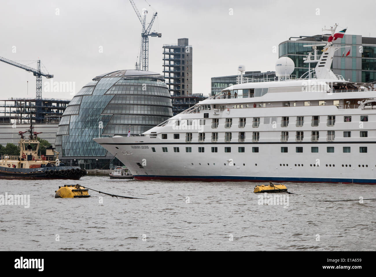 Londres, Royaume-Uni, 28 mai, 2014. Le bateau de croisière Seabourn Legend passe l'Hôtel de Ville sur sa façon de s'amarrer aux côtés de HMS Belfast sur la Tamise © Steve Bright/Alamy Live News Banque D'Images