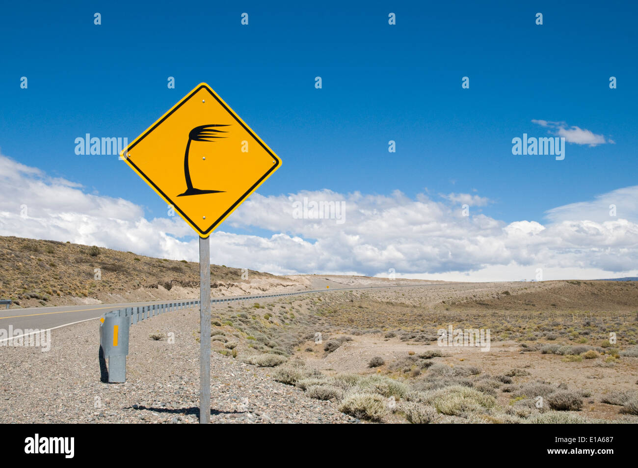 Signe de circulation routière sur la ruta nacional 40, côté lourd vent, Santa Cruz, en Patagonie, Argentine Banque D'Images