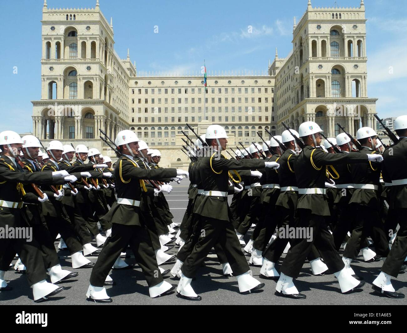 (140528) -- BAKOU, 28 mai 2014 (AFP) - Les membres des forces de sécurité azerbaïdjanaises mars au cours d'un défilé militaire à l'occasion du 96e anniversaire de la création de la République démocratique d'Azerbaïdjan le 28 mai 2014, à Bakou, en Azerbaïdjan. La République démocratique d'Azerbaïdjan a été créée le 28 mai 1918 et de l'Azerbaïdjan de célébrer le 28 mai comme le jour de la République. (Xinhua/Tofik Babayev) (zjy) Banque D'Images