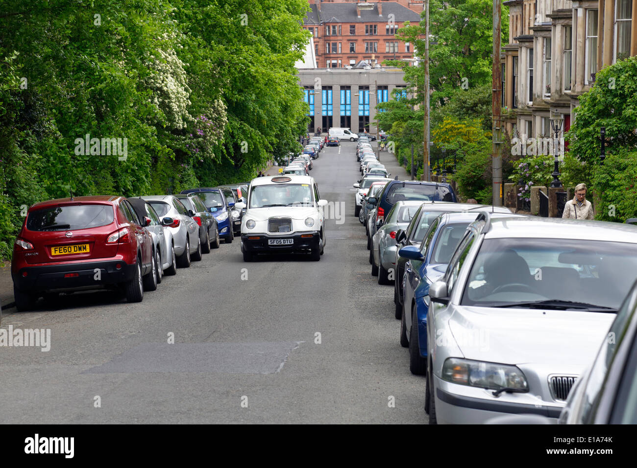 Glasgow West End, vue sur Huntley Gardens occupé avec des voitures garées en direction de Byres Road, Écosse, Royaume-Uni Banque D'Images