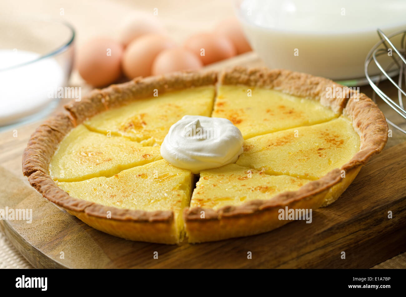 Une tarte à la crème d'oeufs fraîchement cuits. Banque D'Images