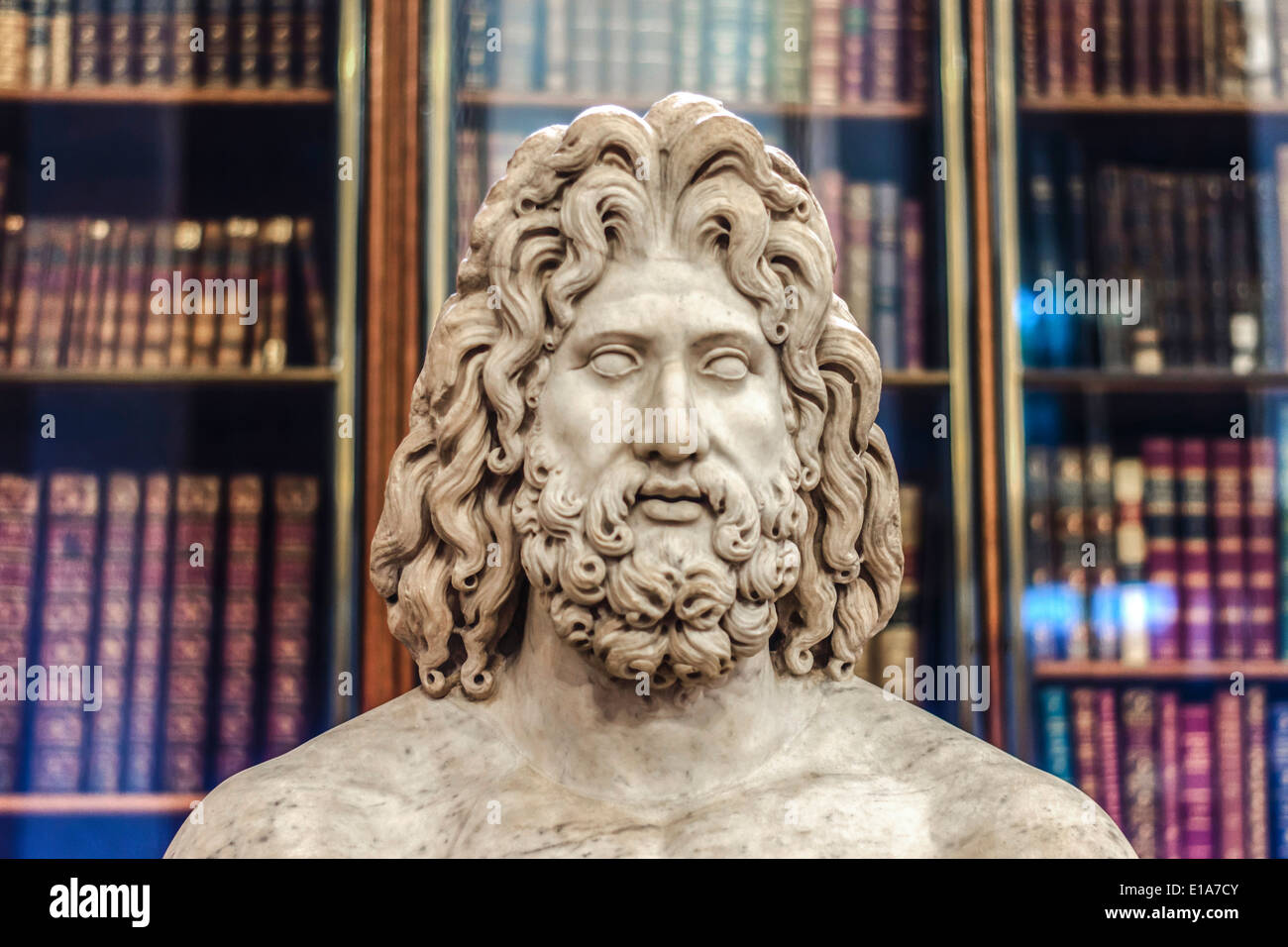 Bibliothèque antique avec statue de Zeus Banque D'Images