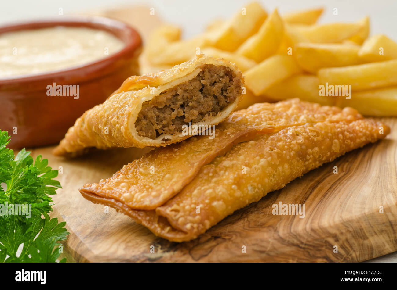 Donair egg rolls épicé avec sauce donair et frites. Banque D'Images