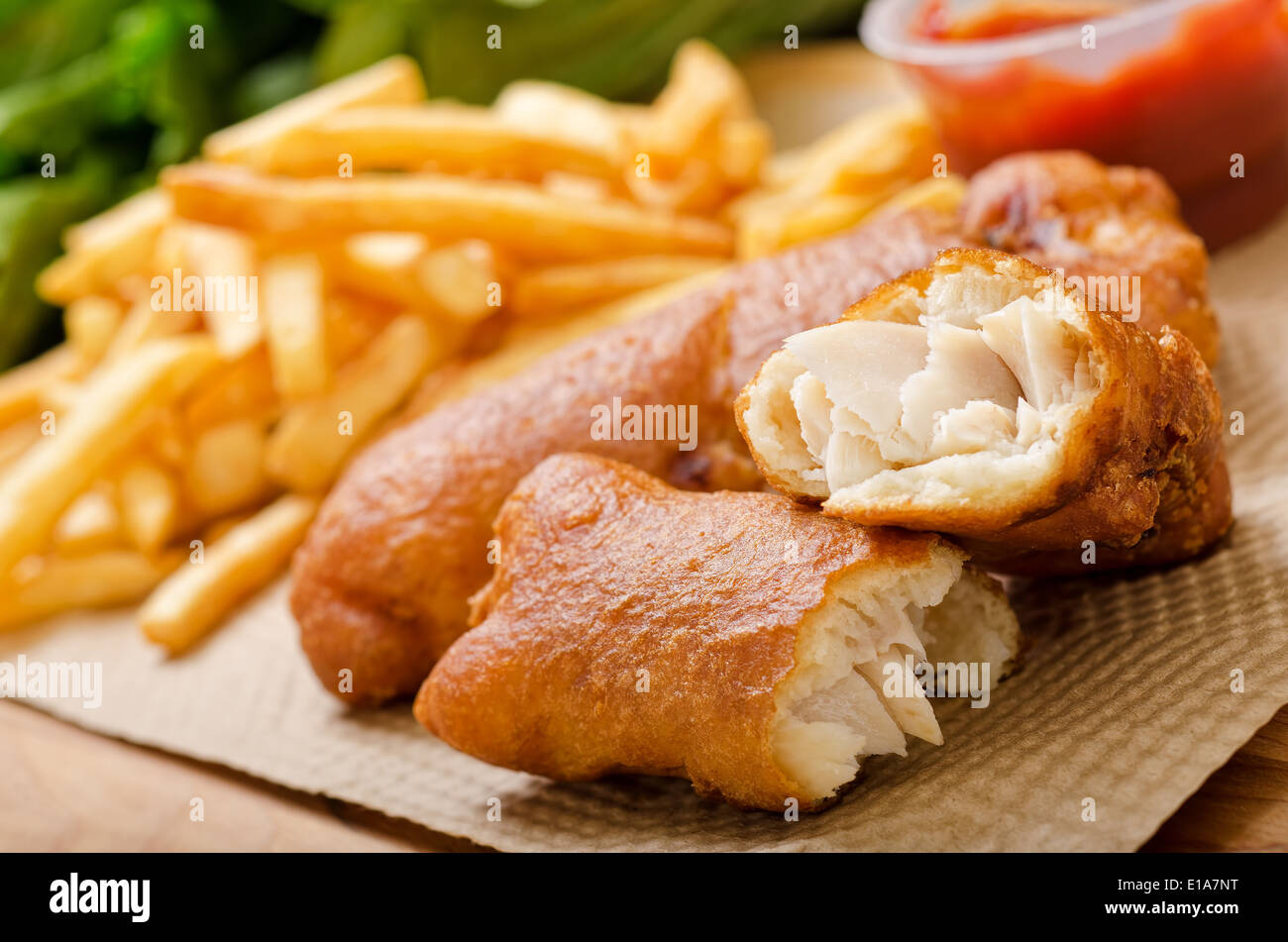 Un délicieux croustillant de poisson frit battues et puces avec les verts et le ketchup. Banque D'Images