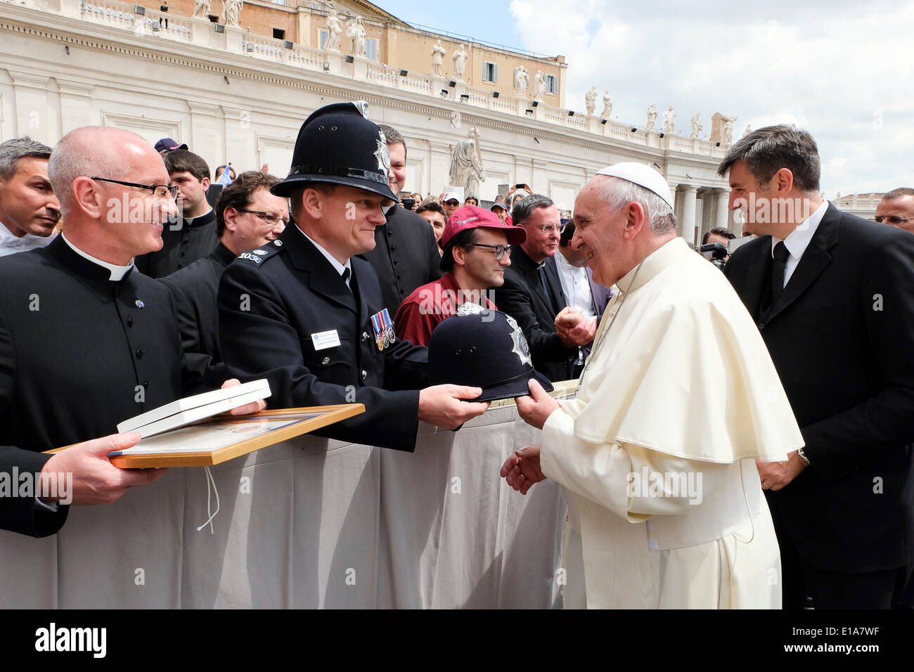 La cité du Vatican. 28 mai 2014. Un membre de la Guilde de la Police Catholique (CPG) d'Angleterre & Pays de Galles rencontrer le Pape François, Audience Générale du 28 mai 2014 Crédit : Realy Easy Star/Alamy Live News Banque D'Images