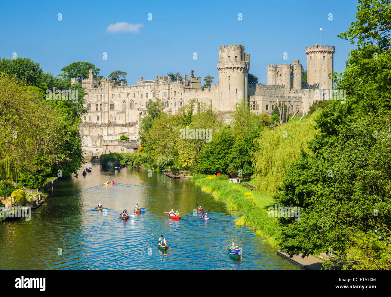 Château de Warwick River Avon avec canoës touristiques, Château de Warwick et Rivière Avon Warwick Warwickshire, Angleterre GB Europe Banque D'Images