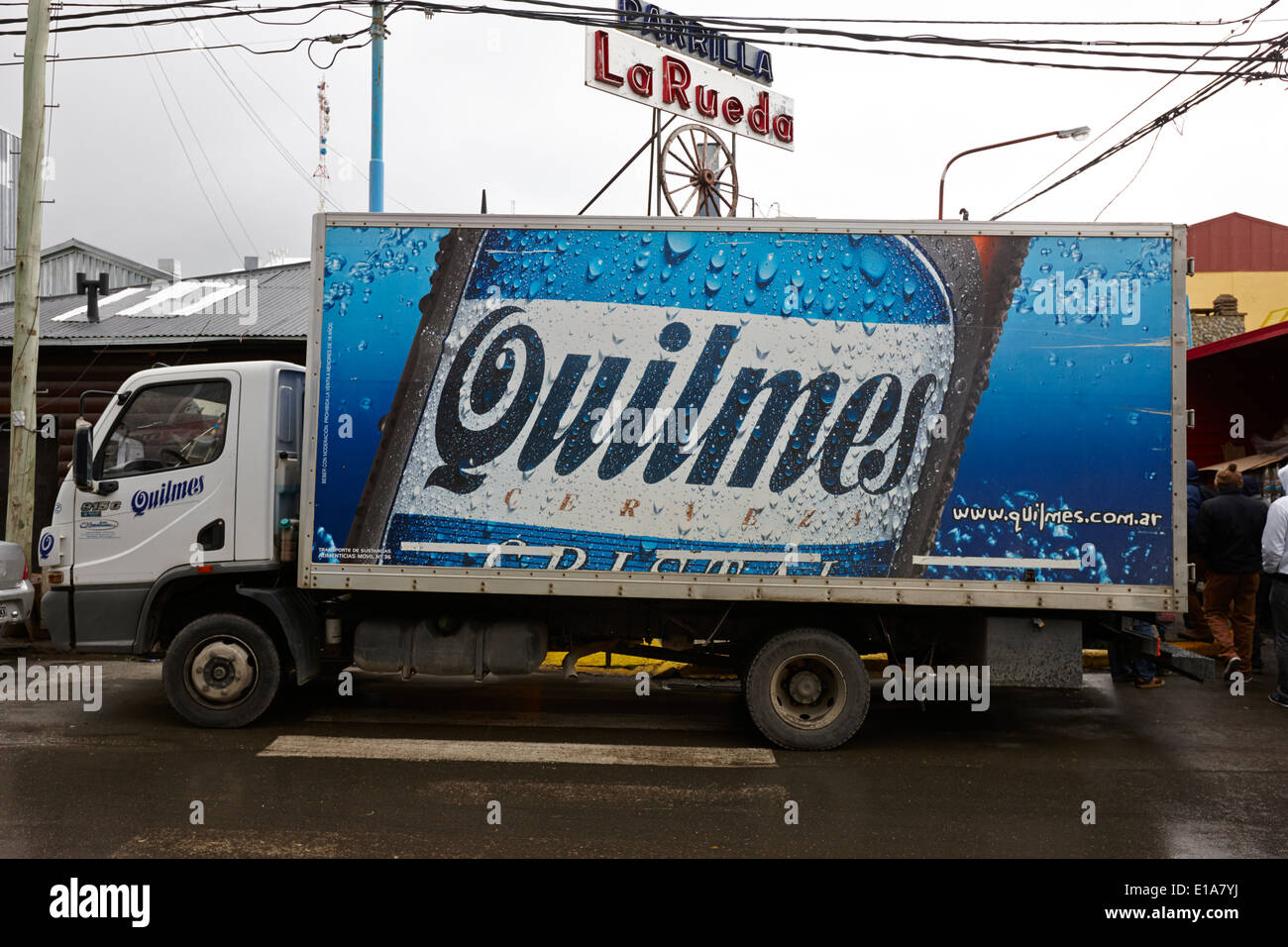 Des camions de livraison de bière Quilmes en Argentine Ushuaia Banque D'Images