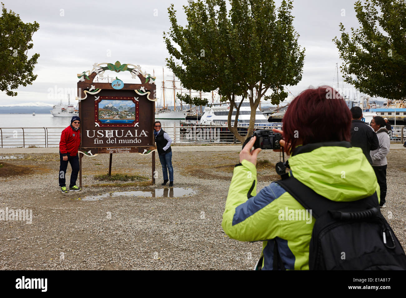 Les touristes prendre des photos lors d'Ushuaia fin del mundo fin du monde signer l'Argentine Banque D'Images