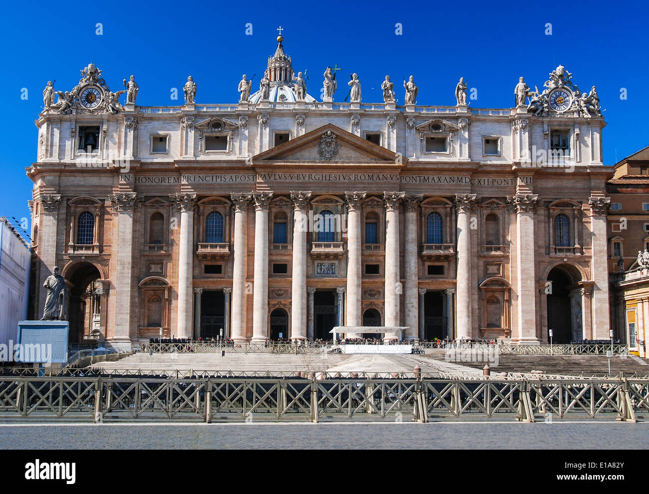 Vatican, Rome, Italie. La basilique Saint Pierre, conçue par Michel-Ange et Le Bernin. Banque D'Images