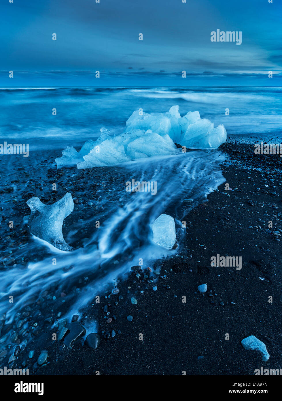 Les icebergs sur Breidamerkursandur. Formations de glace viennent de l'Breidarmerkurjokull, Jökulsárlón, calotte de glace, l'Islande Vatnajokull Banque D'Images