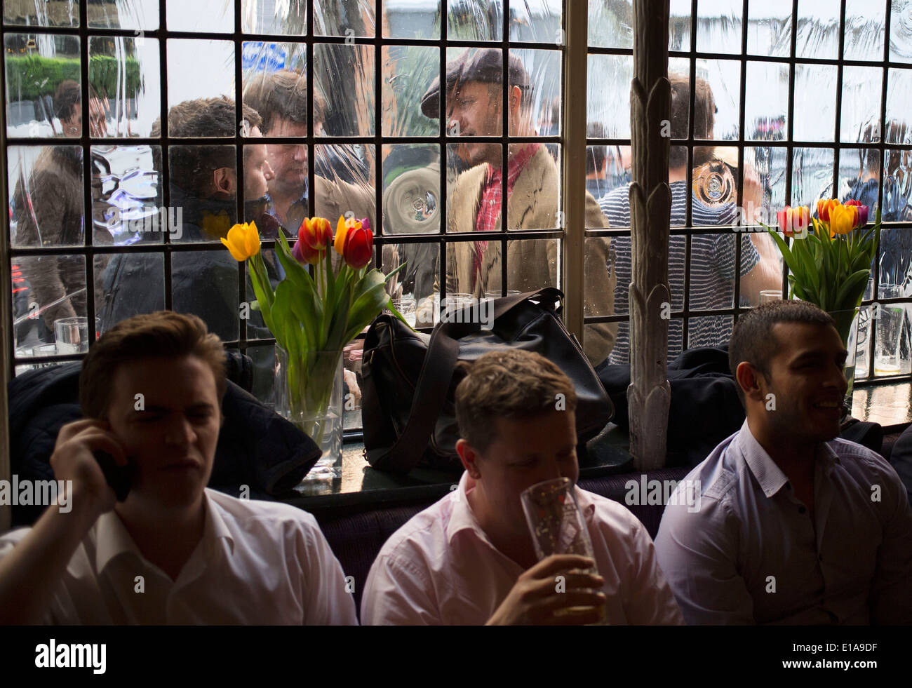 L'intérieur et à l'extérieur de vos clients de boire et de socialisation à l'bras Newman pub dans Fitzrovia, Londres, Royaume-Uni. Banque D'Images